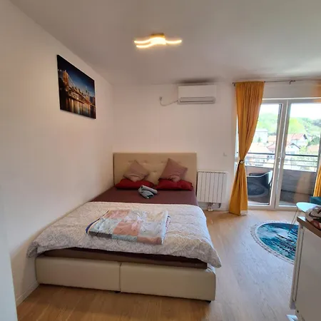 Sarah 3 * Tuzla